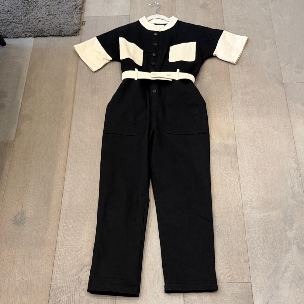 Yllw, Black & Cream Short-Sleeve Jumpsuit w Belt. Fits xs/ small belt adjustable